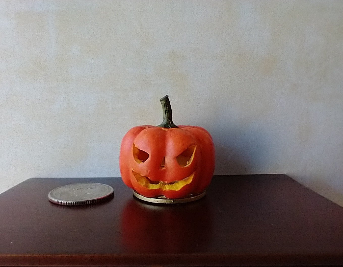 Battery operated miniature light up Jack-O-Lantern Pumpkin LED light for Halloween No external wires