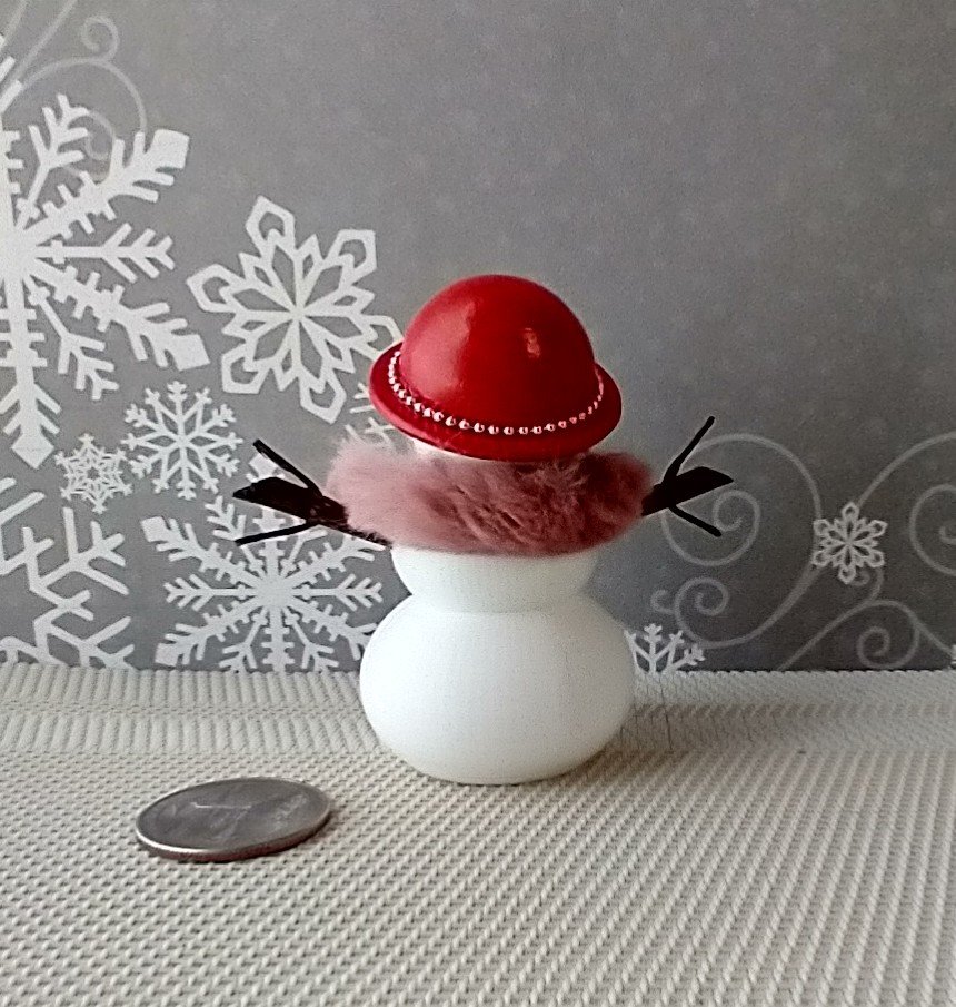 1:12 Dollhouse miniature light up snowlady with rabbit fur shawl and red hat Battery operated holiday decor REF Snowlady