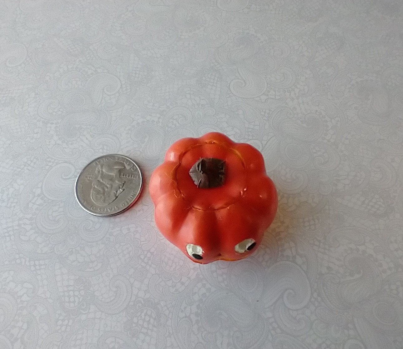 Battery operated miniature light up Jack-O-Lantern Pumpkin LED light for Halloween No external wires REF Black eyes