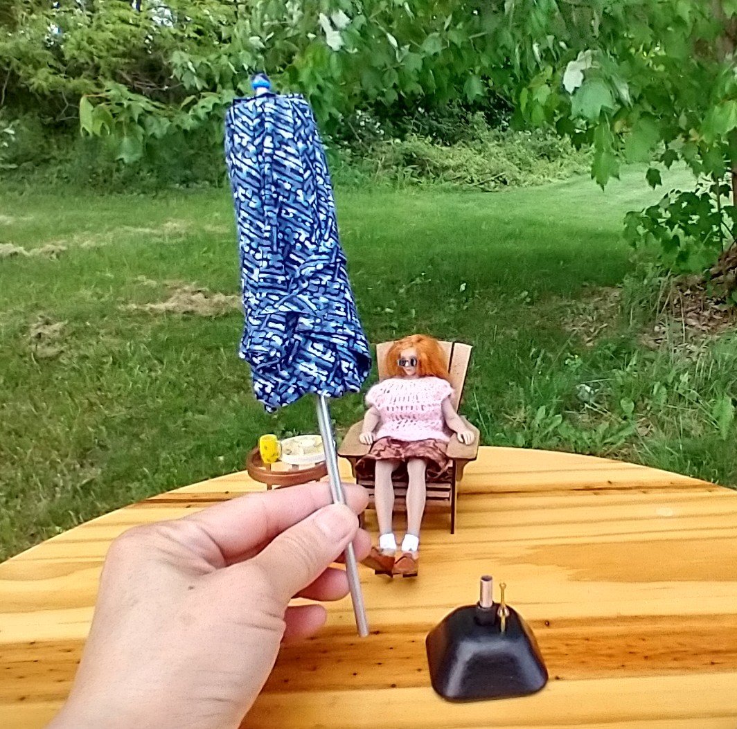 1:12 Dollhouse miniature patio umbrella - openable and detachable from a weighted stand