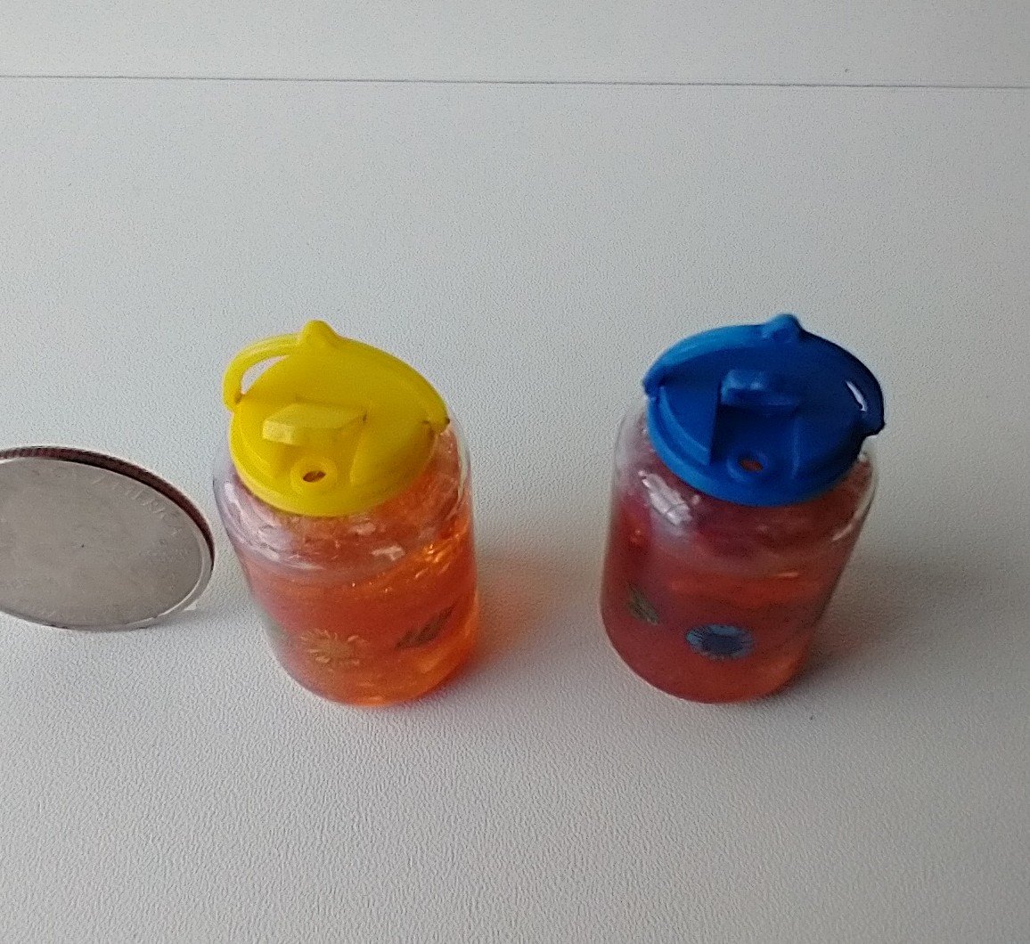 1:12 Dollhouse miniature large tea jar filled with faux tea and ice cubes REF Yellow lidded