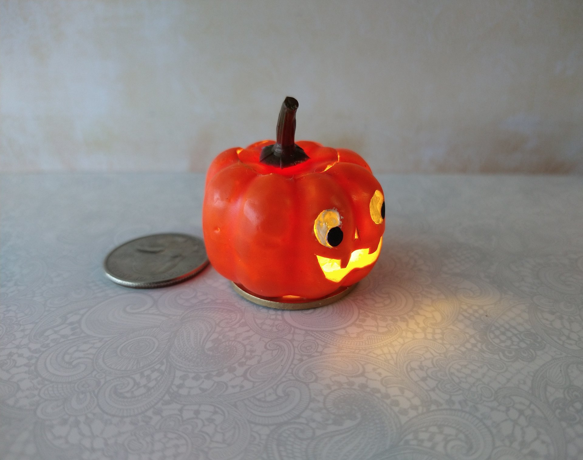 Battery operated miniature light up Jack-O-Lantern Pumpkin LED light for Halloween No external wires REF Black eyes