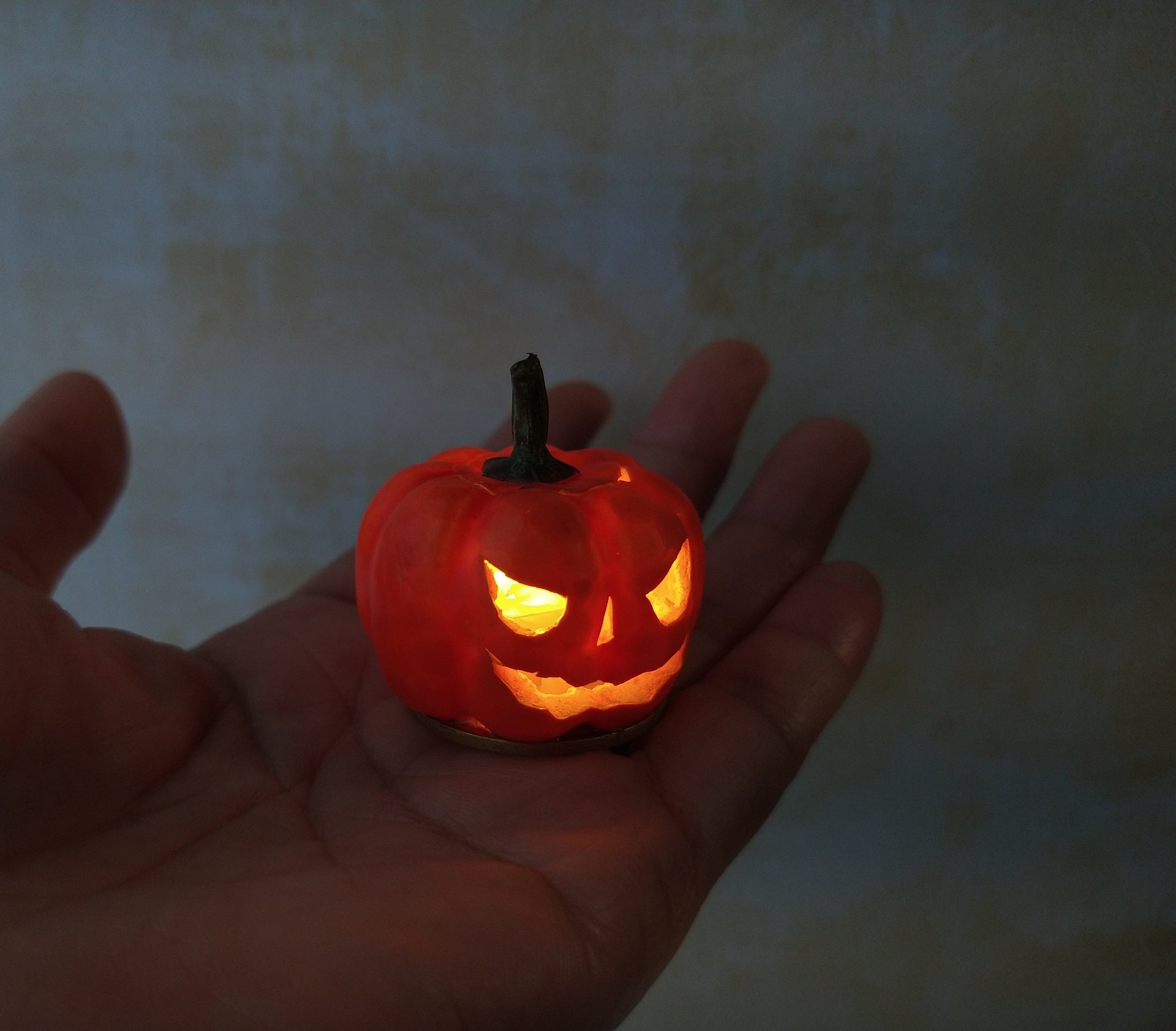 Battery operated miniature light up Jack-O-Lantern Pumpkin LED light for Halloween No external wires