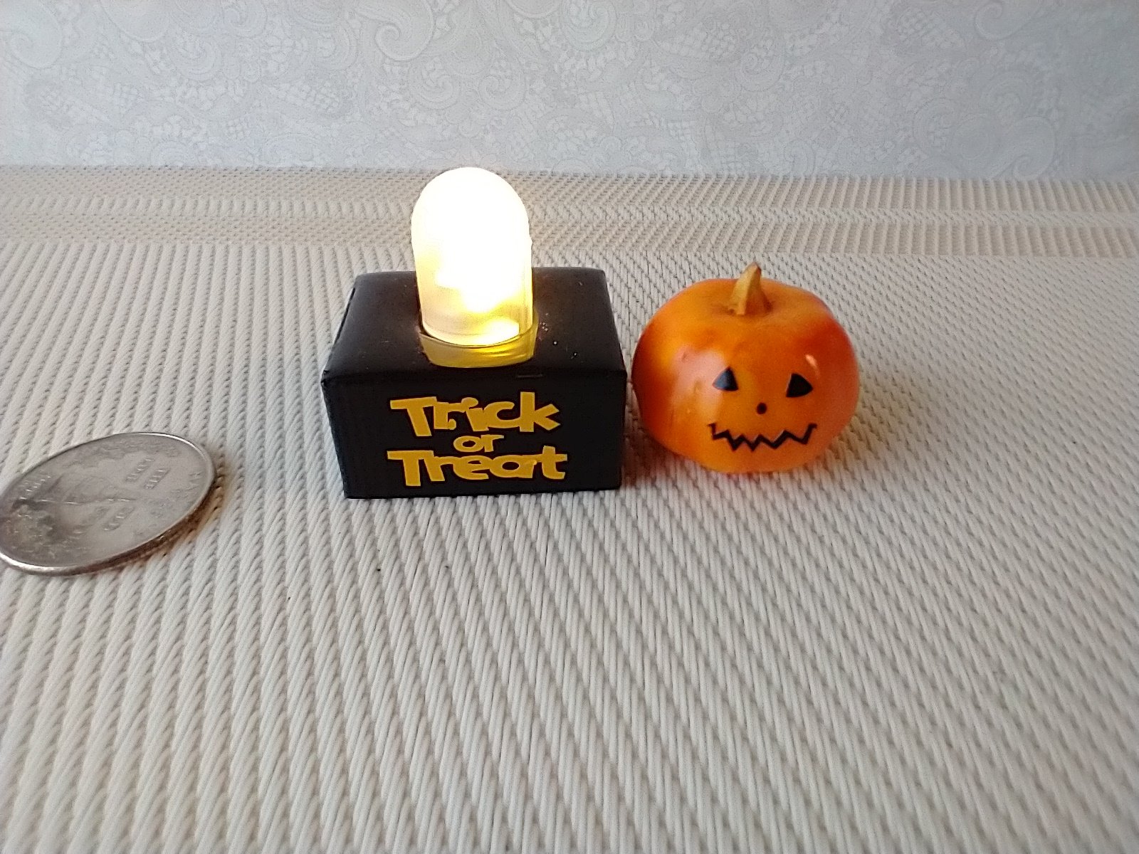 Battery lighted miniature Jack-o-Lantern Pumpkin light on black stand Halloween light for 1-inch scale or play scale REF Zigzag mouth