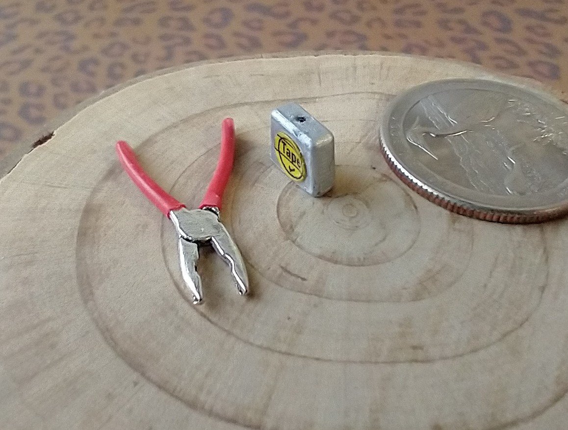 1:12 Dollhouse miniature pliers and tape measure (silvery) for mini workshop
