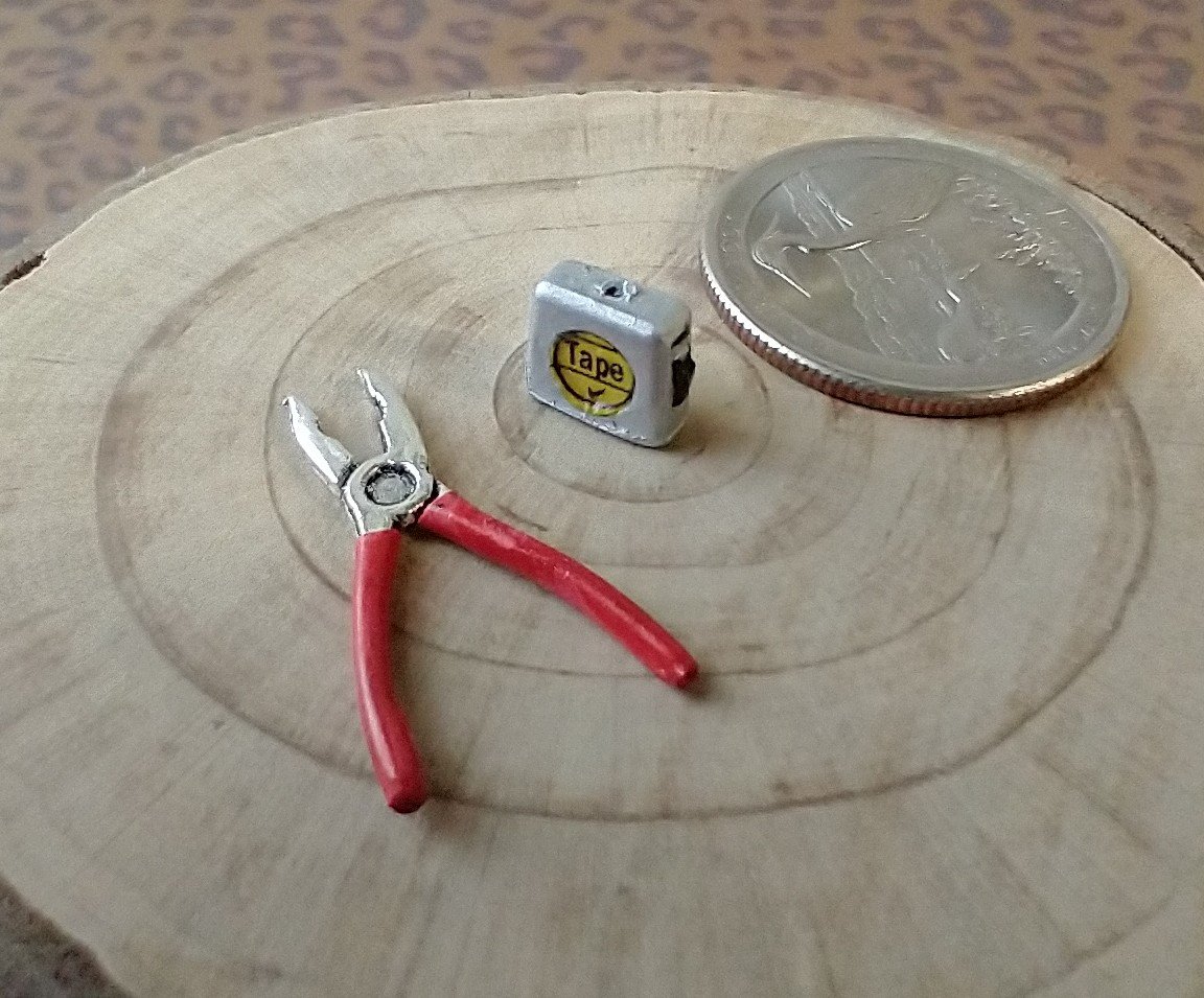 1:12 Dollhouse miniature pliers and tape measure (silvery) for mini workshop