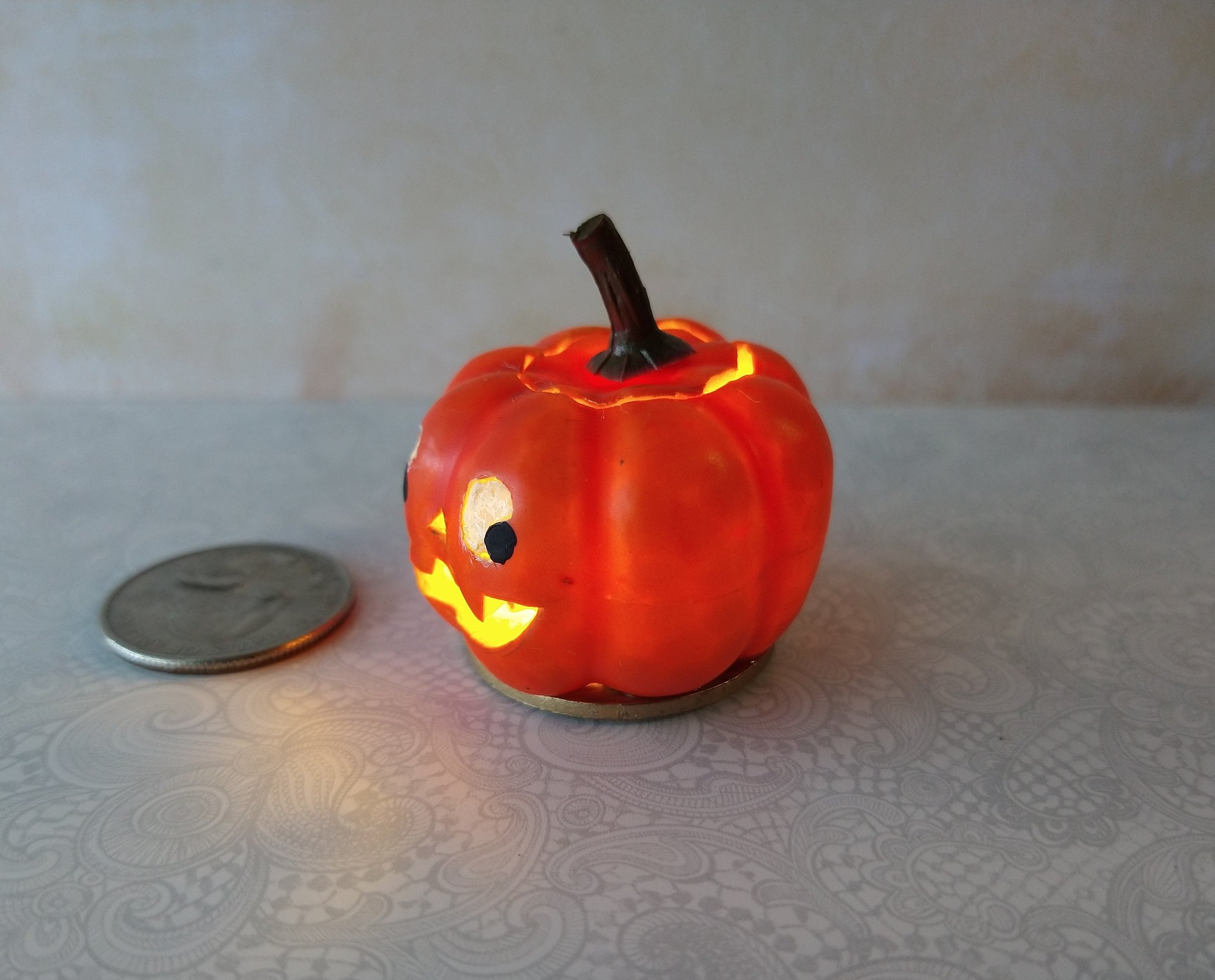 Battery operated miniature light up Jack-O-Lantern Pumpkin LED light for Halloween No external wires REF Black eyes