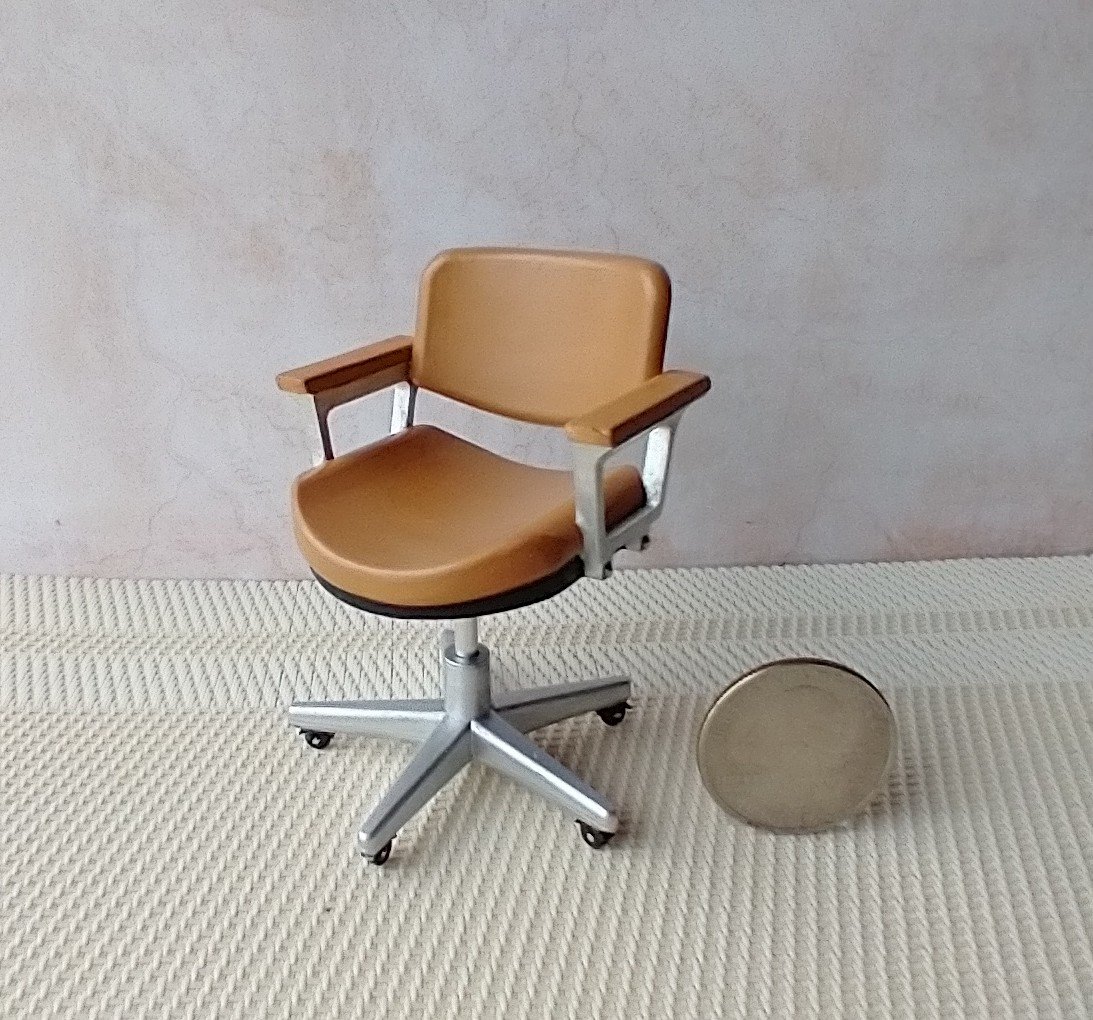 1:12 Dollhouse desk chair or task chair or office chair with padded armrests in leather tan REF Tan
