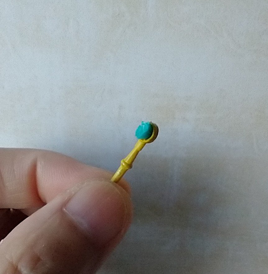 1:12 Dollhouse kitchen brush with handle REF Yellow handle