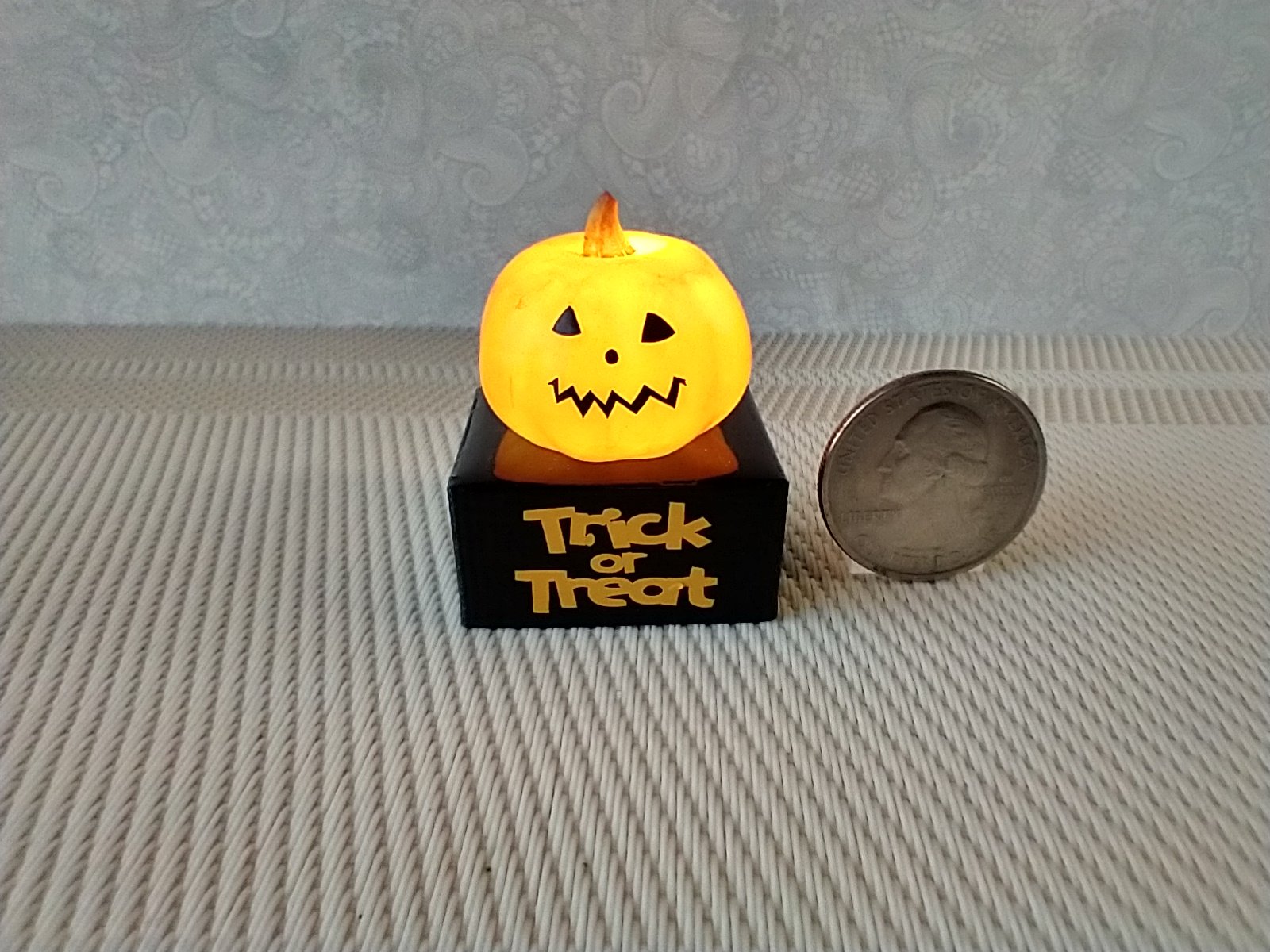 Battery lighted miniature Jack-o-Lantern Pumpkin light on black stand Halloween light for 1-inch scale or play scale REF Zigzag mouth
