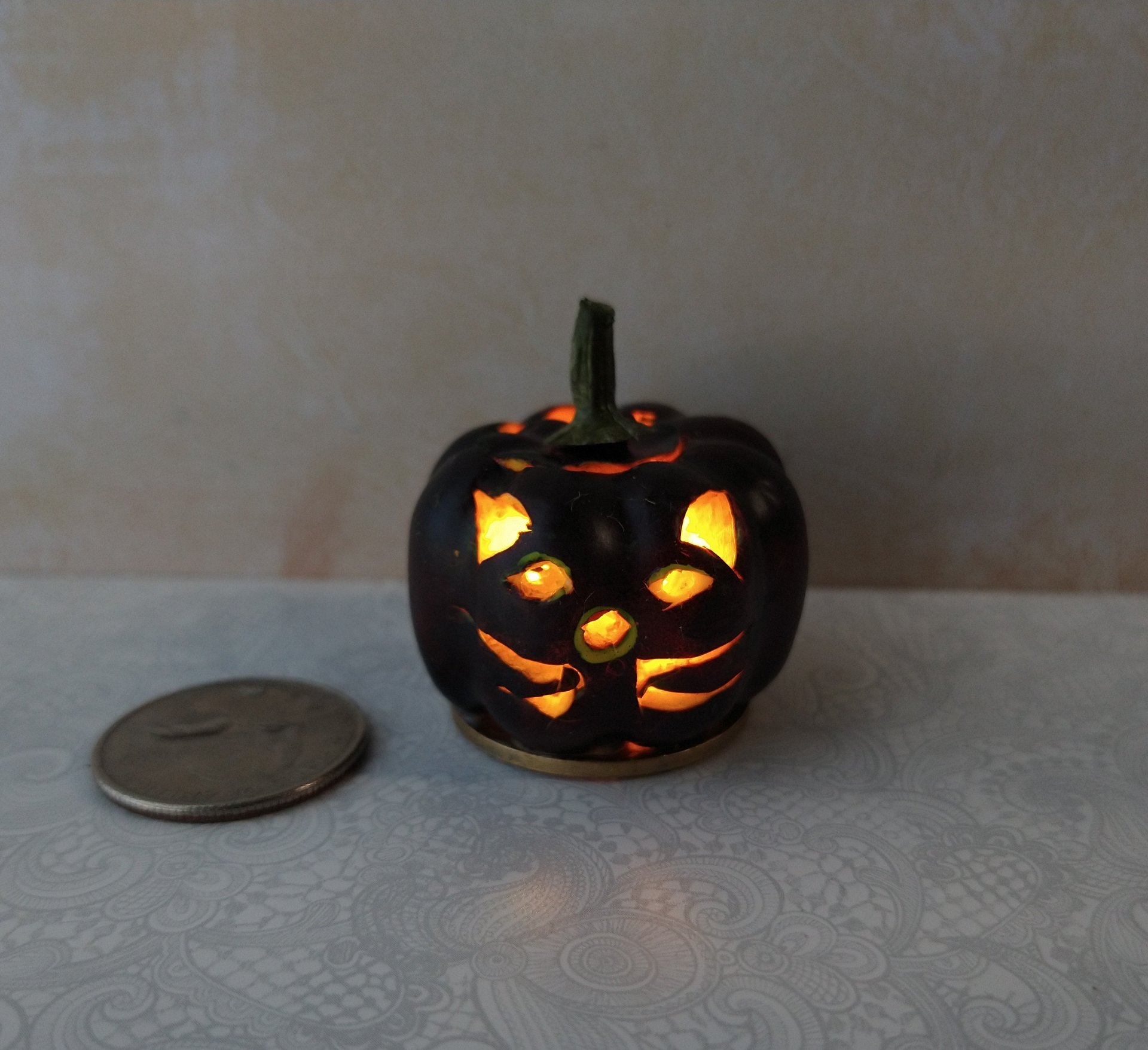 Battery operated miniature light up Jack-O-Lantern Pumpkin LED light for Halloween No external wires REF Black cat
