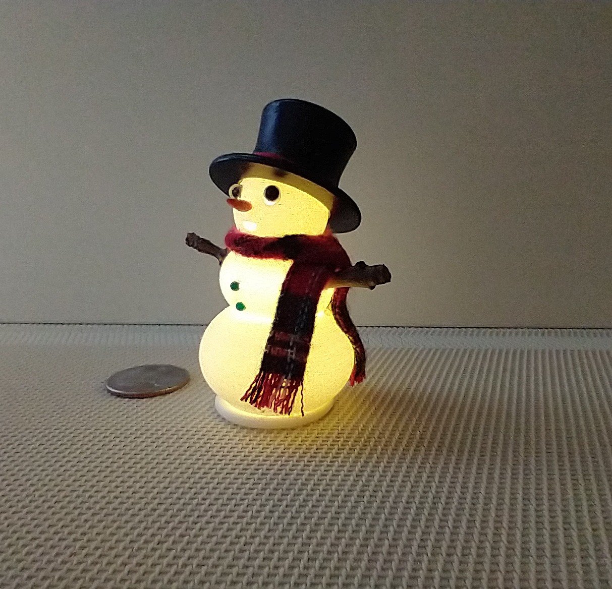 1:12 Dollhouse miniature light up snowman with removable hat Battery operated holiday decor REF Plaid scarf