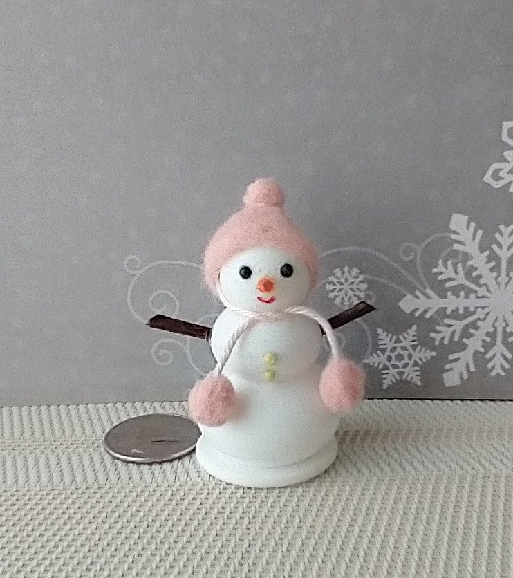 1:12 Dollhouse miniature light up snow girl with needle felted pink wool hat and pom-pom Battery operated holiday decor REF Pink hat