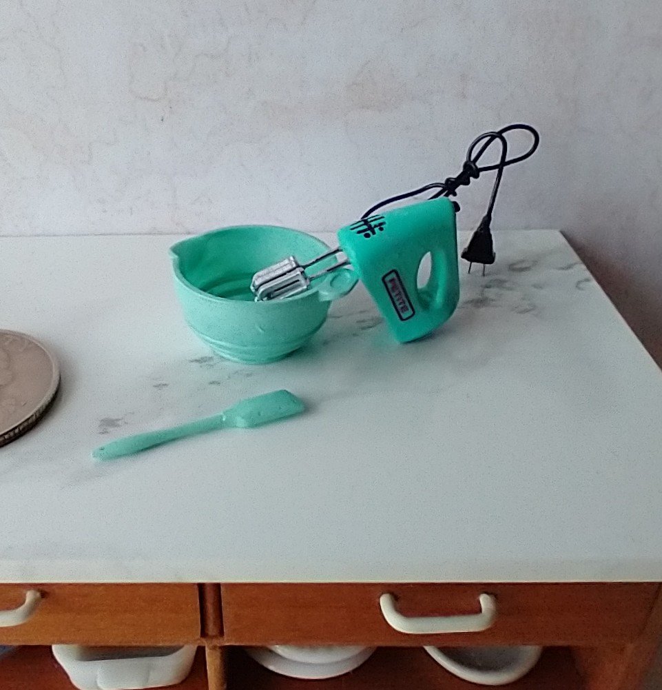 1:12 Dollhouse miniature hand mixer with power cord and plug REF Mint