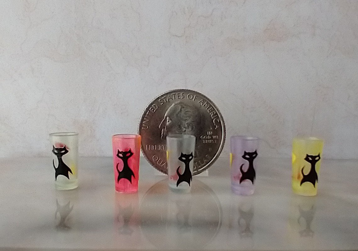 1:12 Dollhouse miniature MCM themed tumbler with atomic cat and boomerang decals REF E
