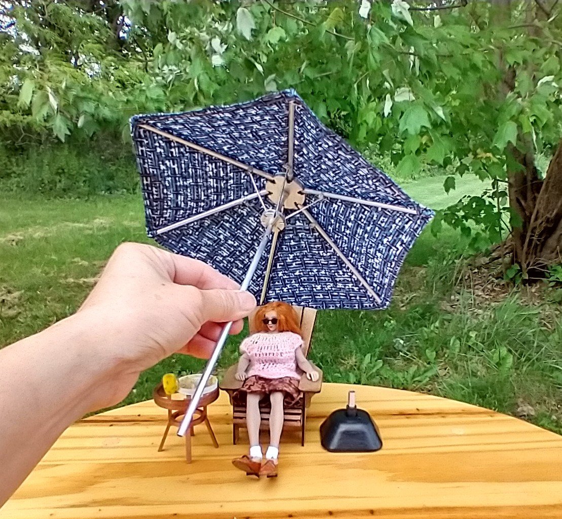 1:12 Dollhouse miniature patio umbrella - openable and detachable from a weighted stand