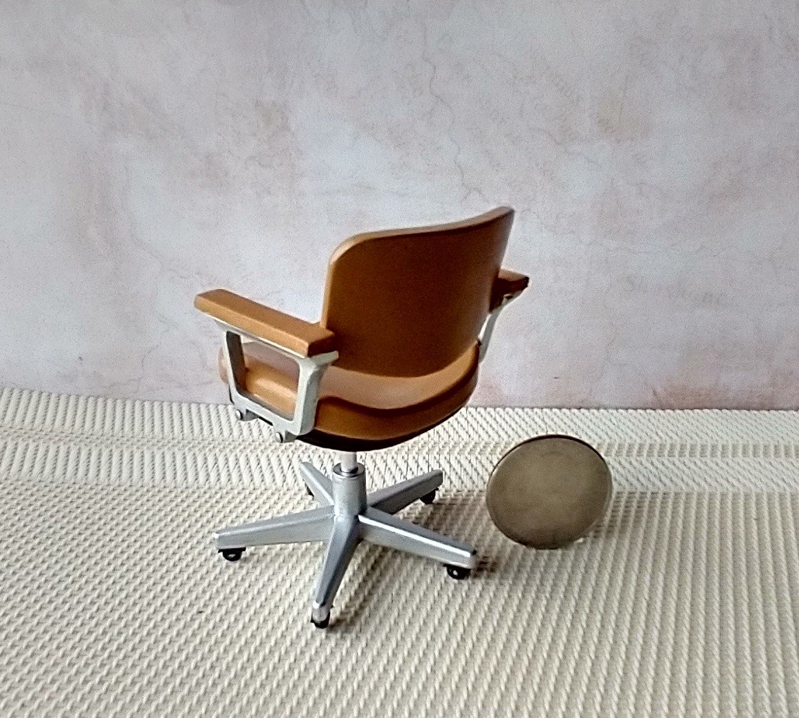 1:12 Dollhouse desk chair or task chair or office chair with padded armrests in leather tan REF Tan