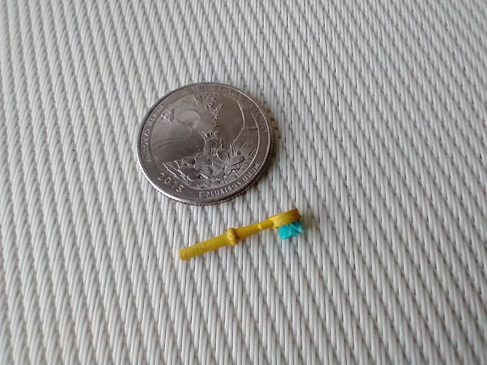 1:12 Dollhouse kitchen brush with handle REF Yellow handle