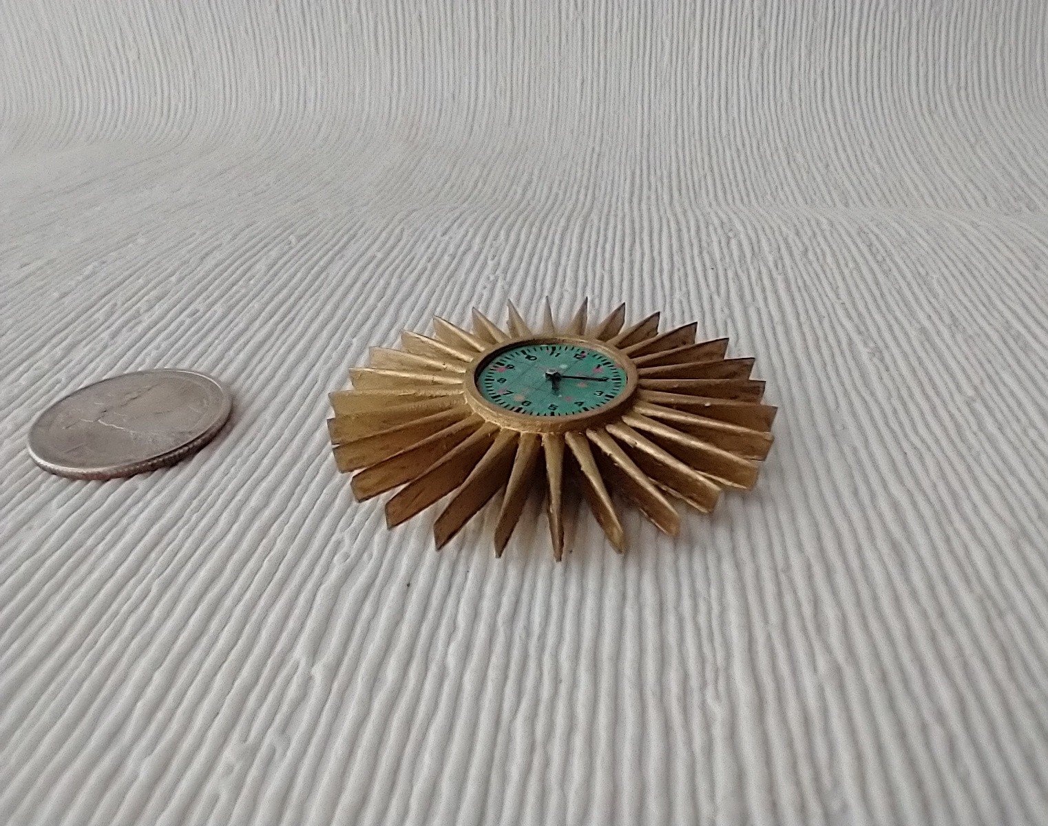1:12 Dollhouse sunburst wall clock with 28 rays in golden finish Mid-century patterned green clock face Non-working clock