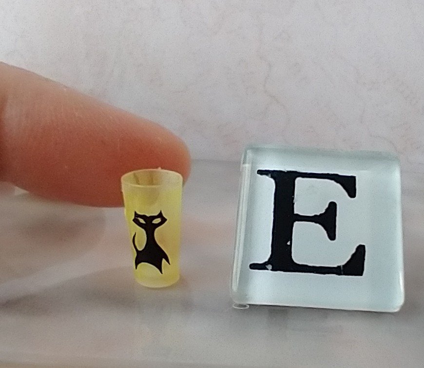 1:12 Dollhouse miniature MCM themed tumbler with atomic cat and boomerang decals REF E