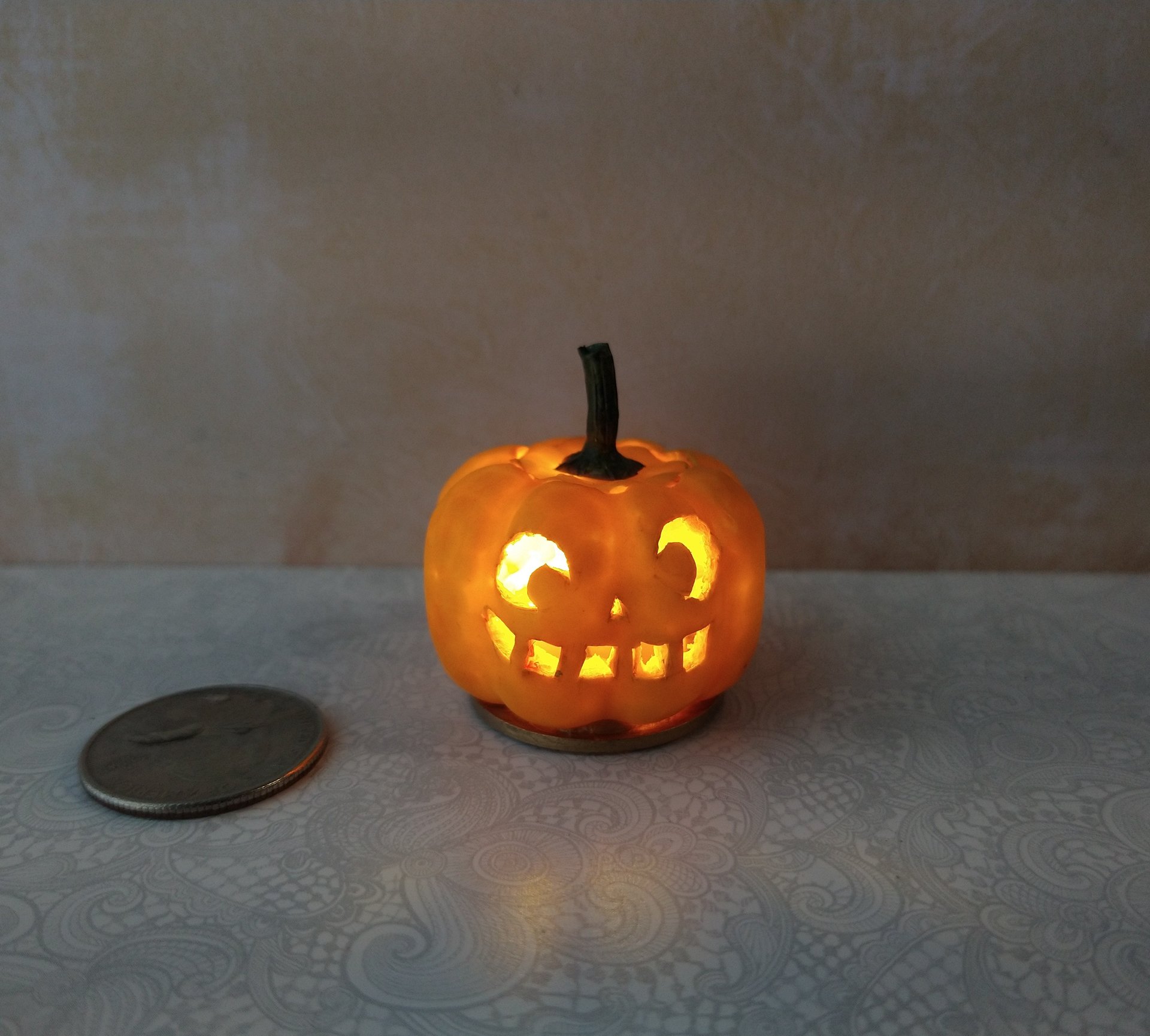 Battery operated miniature light up Jack-O-Lantern Pumpkin LED light for Halloween No external wires REF Teeth gate