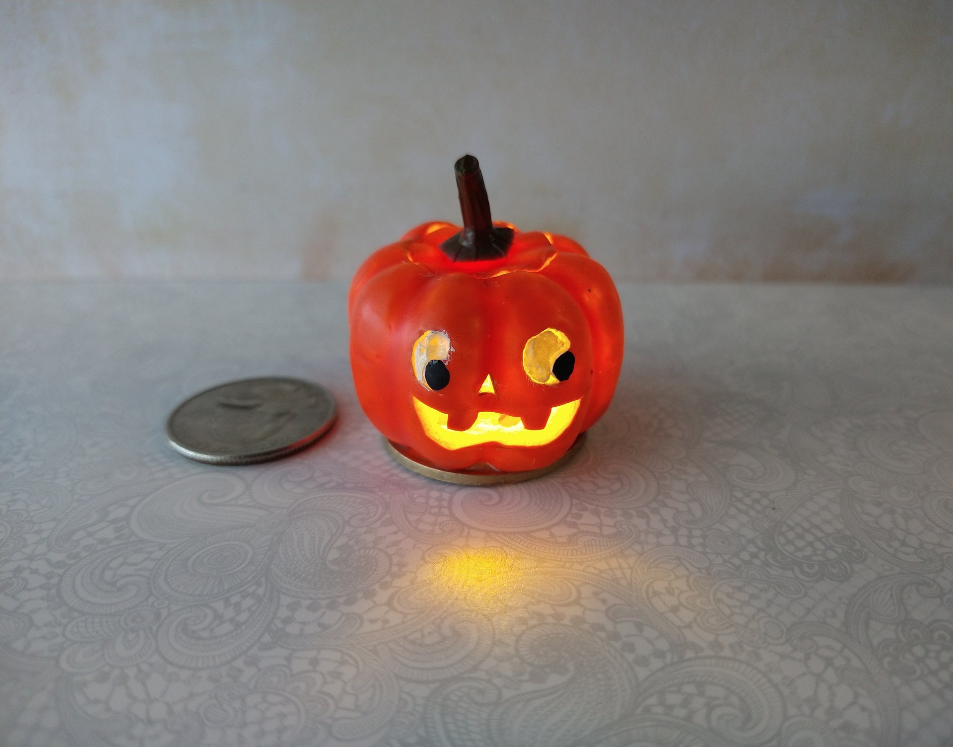 Battery operated miniature light up Jack-O-Lantern Pumpkin LED light for Halloween No external wires REF Black eyes