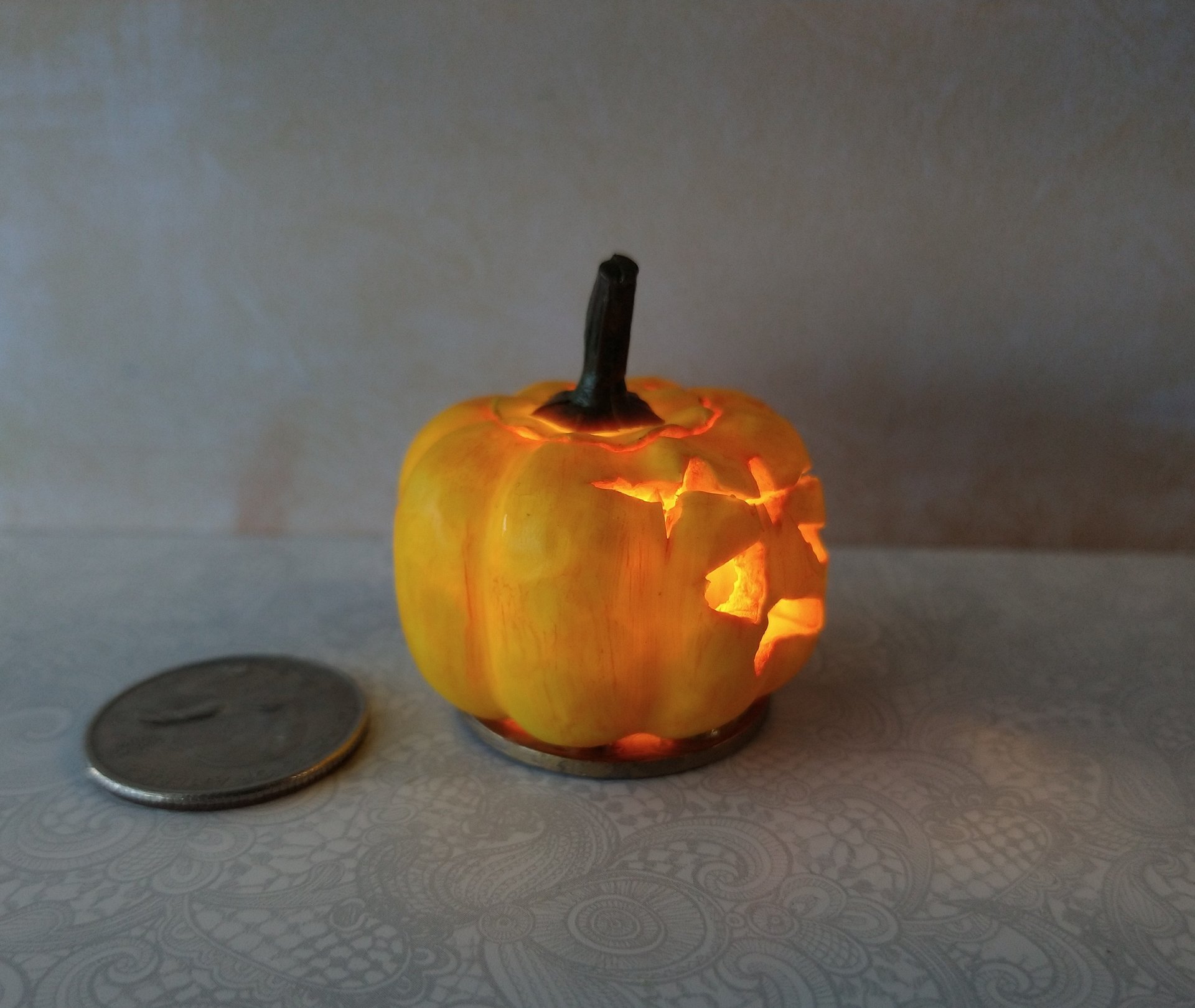 Battery operated miniature light up Jack-O-Lantern Pumpkin LED light for Halloween No external wires REF Stitched head