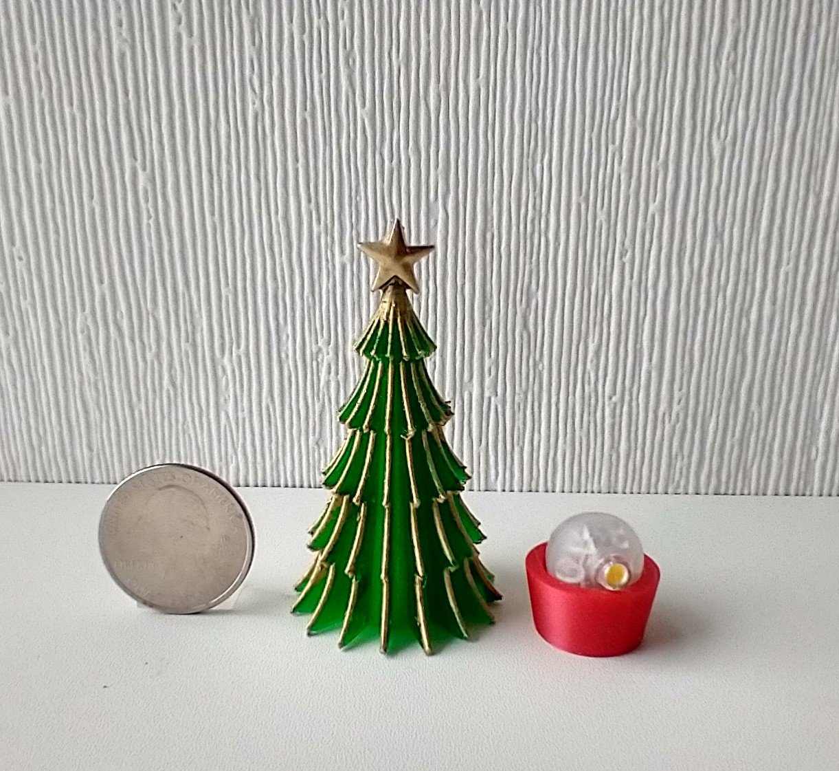 Dollhouse miniature light up Christmas tree Battery lighted Xmas tree with balloon LED bulb in a pot REF Green tree red pot