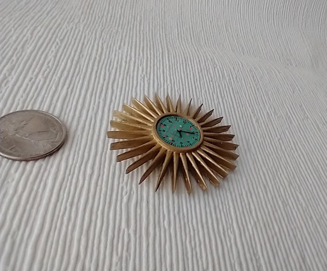 1:12 Dollhouse sunburst wall clock with 28 rays in golden finish Mid-century patterned green clock face Non-working clock