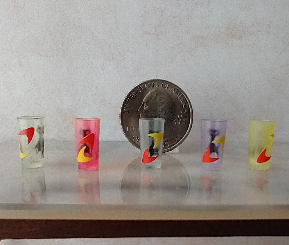 1:12 Dollhouse miniature MCM themed tumbler with atomic cat and boomerang decals REF E