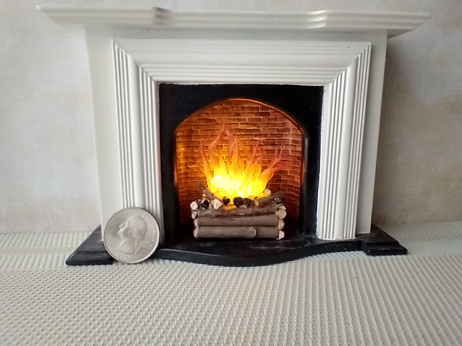 1:12 Dollhouse realistic light up firelogs with flickering flames Battery operated lit logs 1 unit