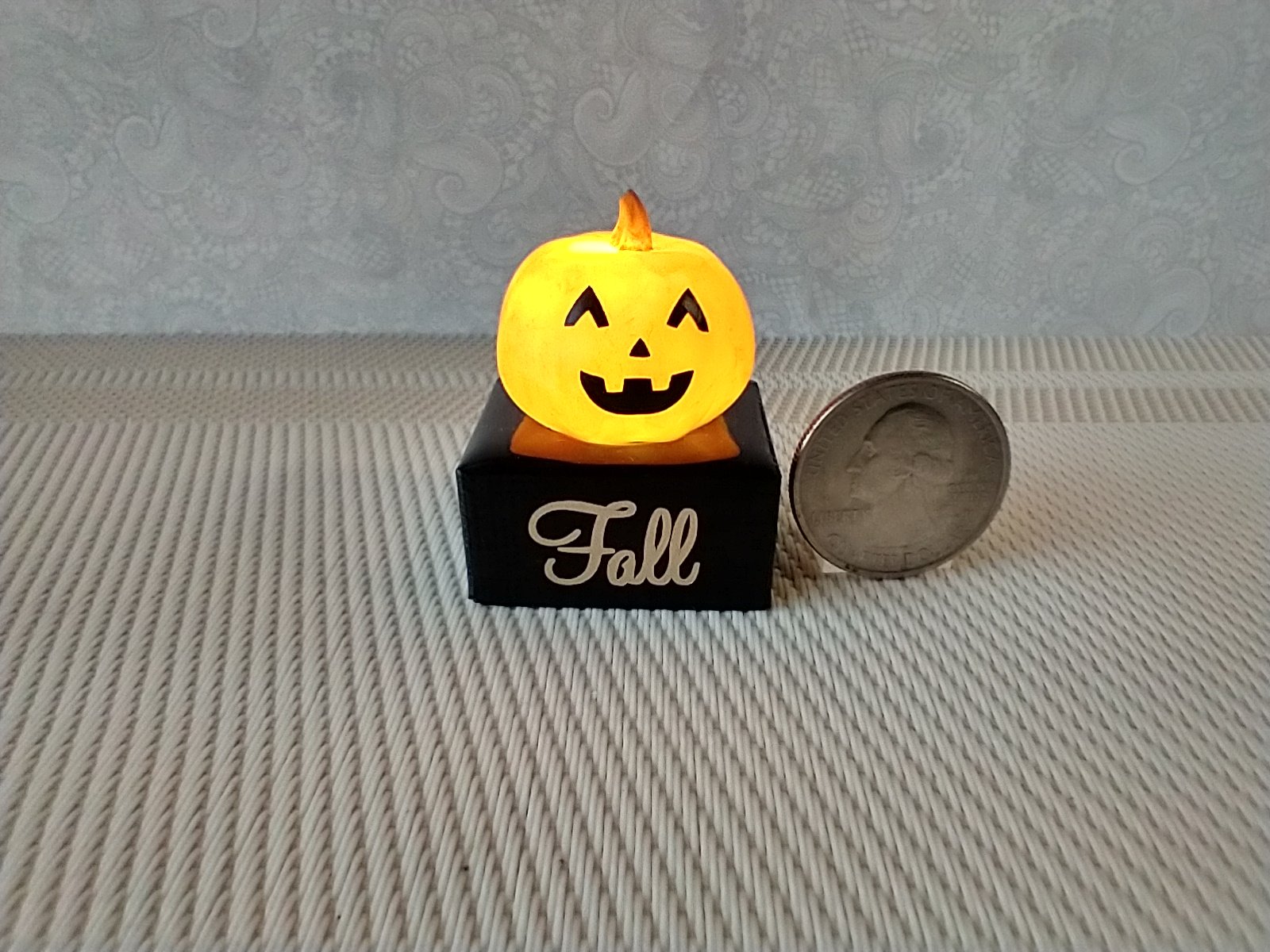 Battery lighted miniature Jack-o-Lantern Pumpkin light on black stand Halloween light for 1-inch scale or play scale REF Zigzag mouth