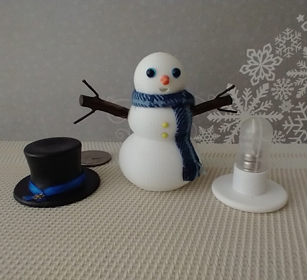 1:12 Dollhouse miniature light up snowman with removable hat Battery operated holiday decor REF Bluds plaid scarf