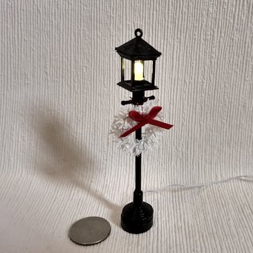 1:12 Dollhouse battery operated lawn holiday decor Light up street lamp decor with white wreath LED lantern on external wires