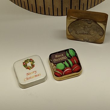 1:12 Dollhouse miniature holiday tin gift with French macarons Mini Christmas sweet gift tin box macarons with wreath decal on lid