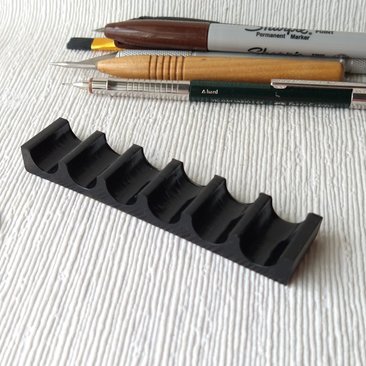 Pen rest or paint brush rest for miniaturists or hobbyists or modellers Current introductory price valid thru 2021 April 30 REF High gloss black