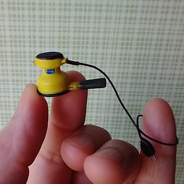 1:12 dollhouse miniature orbit sander Corded electric handheld palm sander (non-working) REF yellow