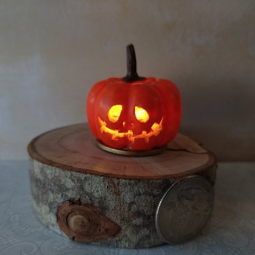 Battery operated miniature light up Jack-O-Lantern Pumpkin LED light for Halloween No external wires REF Water drop eyes