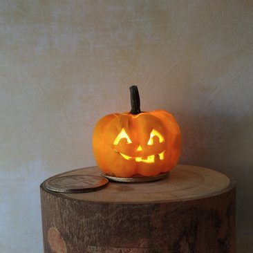 Battery operated miniature light up Jack-O-Lantern Pumpkin LED light for Halloween No external wires REF Triangle eyes