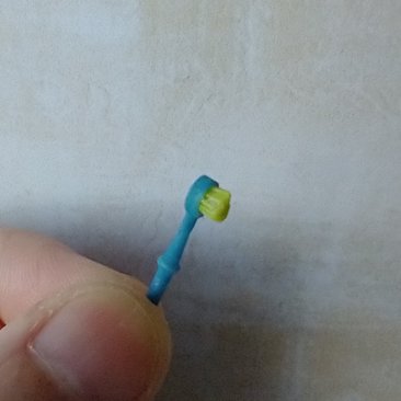 1:12 Dollhouse kitchen brush with handle REF Blue handle