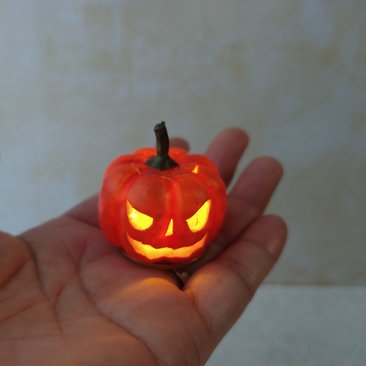 Battery operated miniature light up Jack-O-Lantern Pumpkin LED light for Halloween No external wires