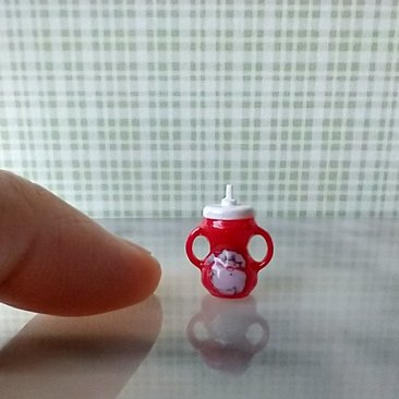 1:12 Dollhouse miniature holiday-themed sippy cup with easy grip handles REF White lid, Santa + yellow stars
