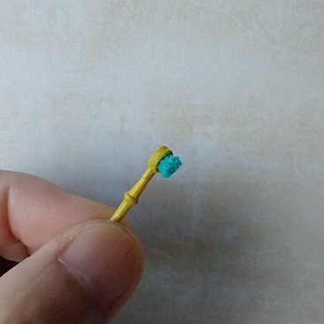 1:12 Dollhouse kitchen brush with handle REF Yellow handle